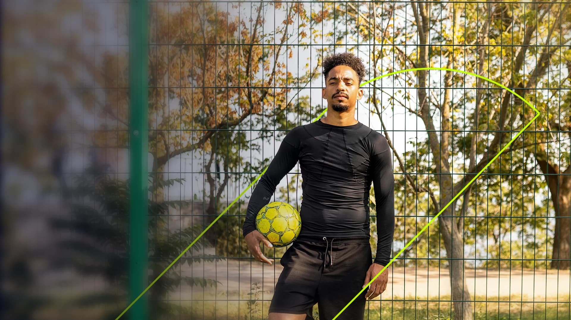 Foto de persona con balon de futbol en una cancha
