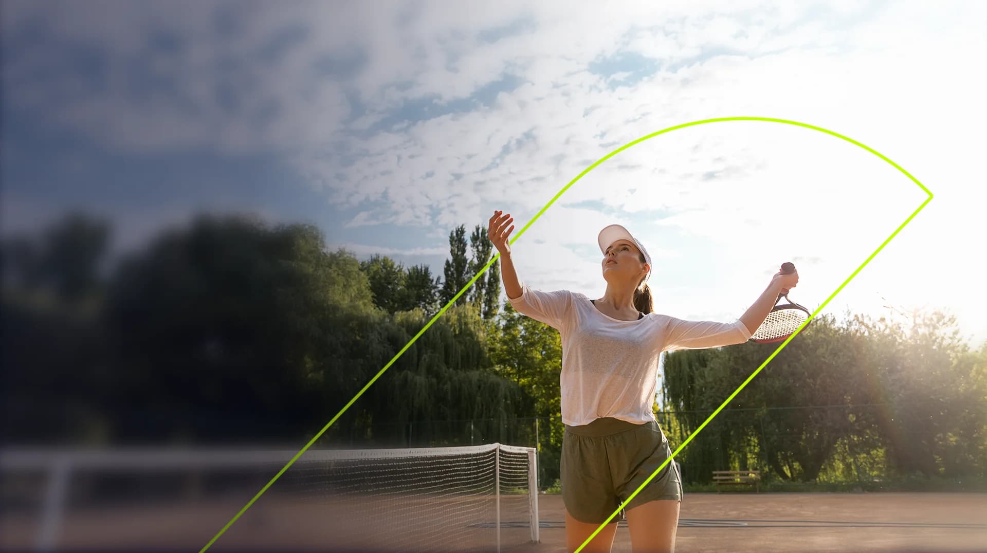 Foto de persona jugando tenis en una cancha de tenis
