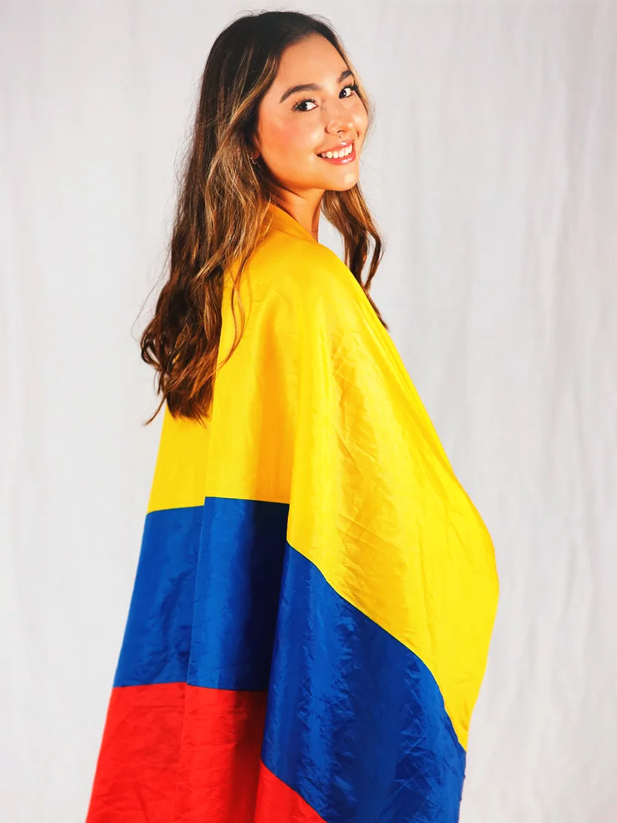 Daniela Piñeros con la bandera de Colombia