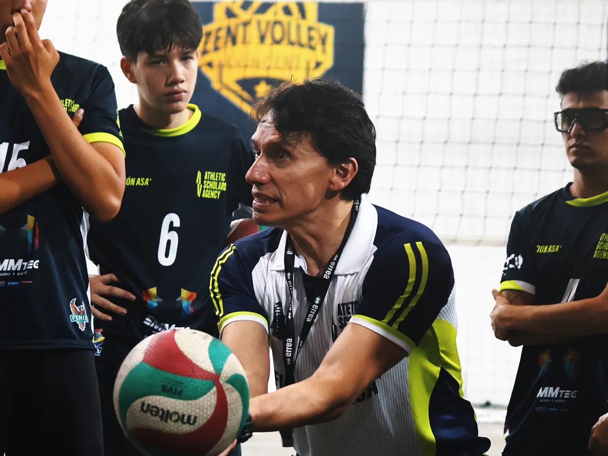 Entrenador corrigiendo la técnica de recepción en BECASA Camp