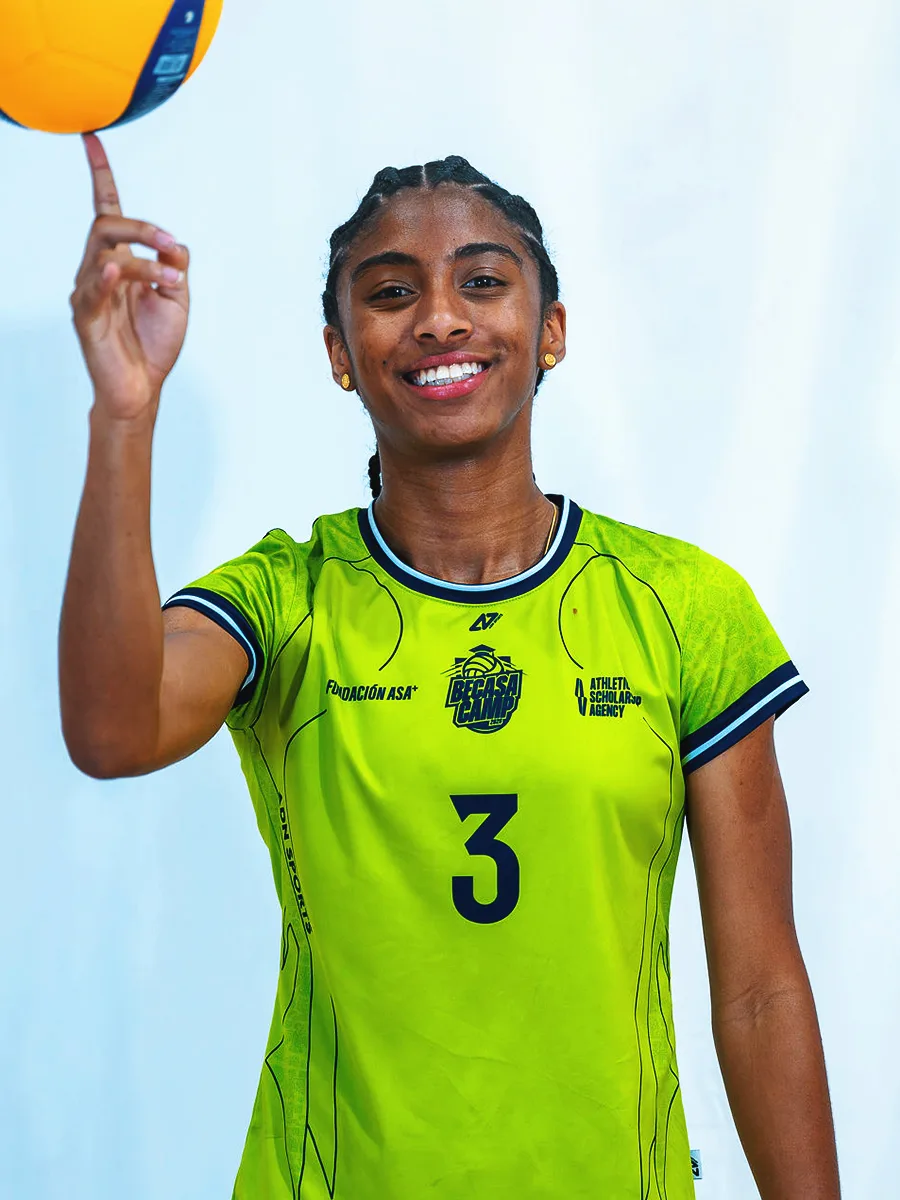 Yery Valencia girando un balón con el uniforme de ASA